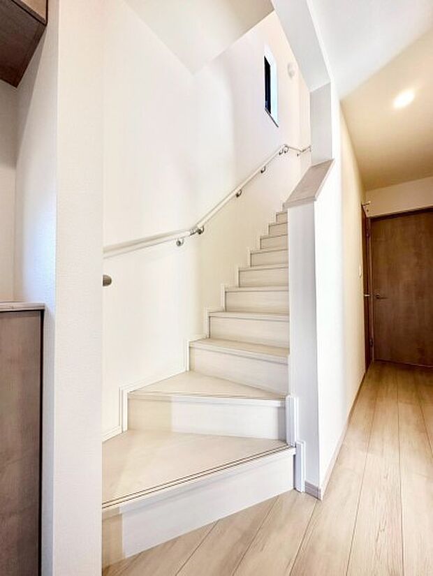 安全性を考慮し階段には手すりを設置しています