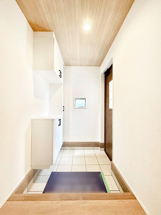 明るい陽光が入り込む玄関。ご家族の靴もスッキリ収納できる玄関収納付き！