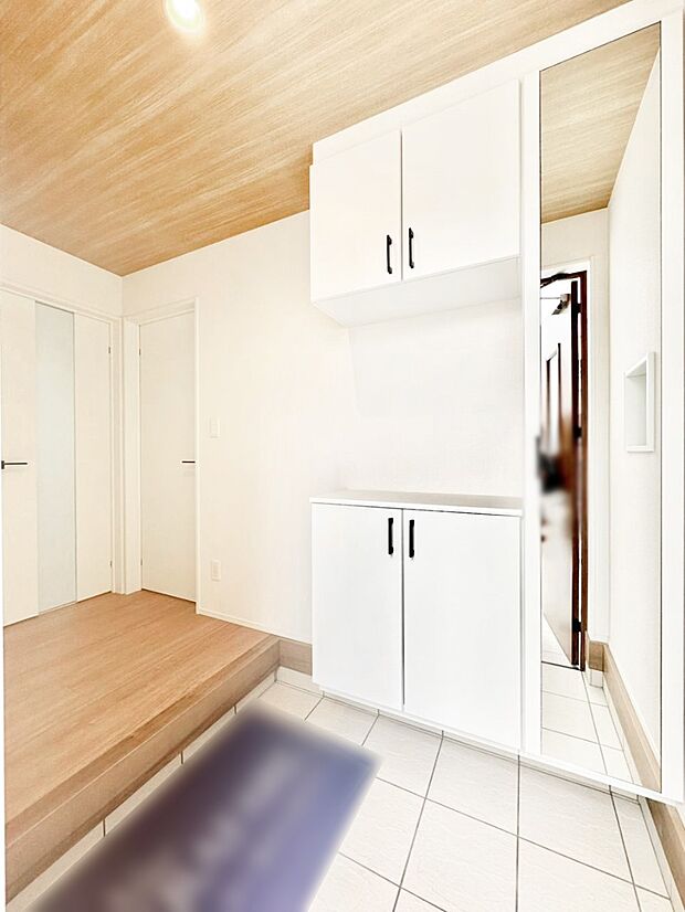 ミラー付きシューズボックスはお出かけ前の身だしなみチェックに便利