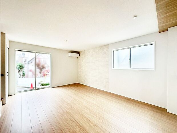 大きな窓からたっぷりの陽光と風を感じられるリビング