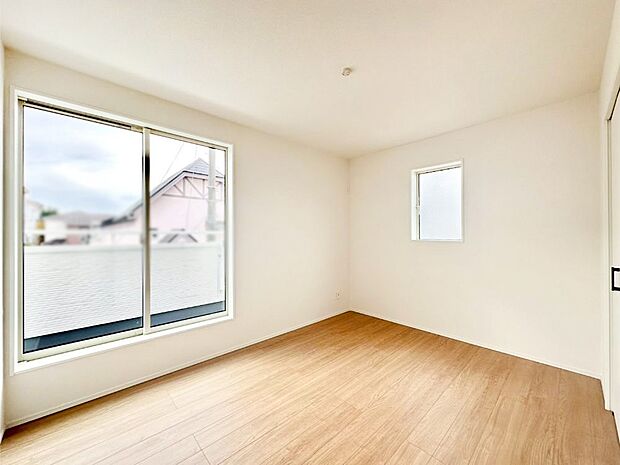 明るいバルコニーサイドに洋室を設置。目覚めの良い寝室に。