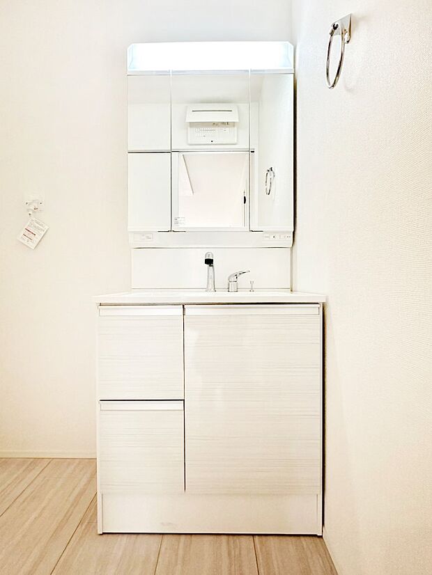 スタイリングに便利な三面鏡、ミラーキャビネットで細かい物スッキリ