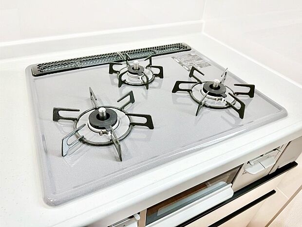 ガスコンロはＳｉセンサー搭載。火力調節や焦げ付き・消し忘れも防いでくれます。