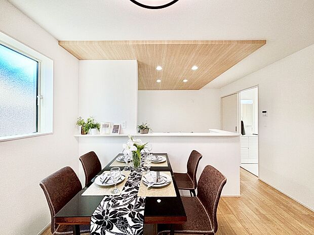 明るい陽光が注ぎ、寛ぎの雰囲気に満たされるリビング・ダイニング。