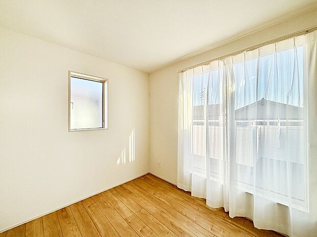 明るいバルコニーサイドに洋室を設置。目覚めの良い寝室に。