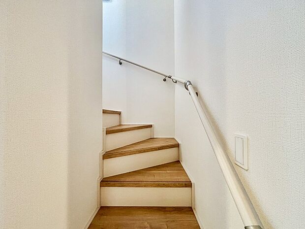 安全性を考慮し階段には手すりを設置しています