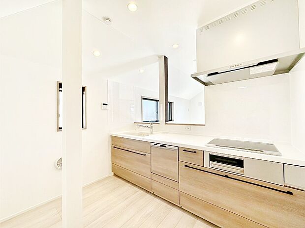 ご家族の会話弾む対面キッチン。お料理中のパパママもご家族と過ごす時間が増えそう！