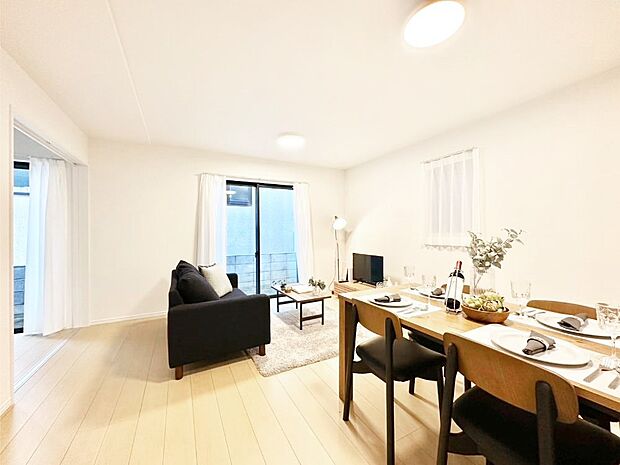 明るい陽光が注ぎ、寛ぎの雰囲気に満たされるリビング・ダイニング。