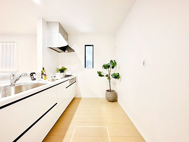 システムキッチンはシンプルでスッキリした飽きの来ないデザインなので永く使えそう！