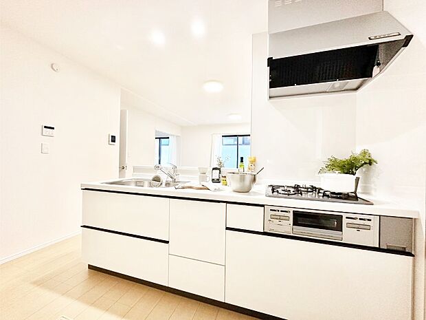 カウンター越しに楽しいおしゃべり。いつものお料理がもっと美味しくなりそうですね