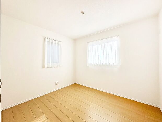 2面採光で気持ちよく自然光が取り入れられるのでお子様のお部屋にもピッタリ