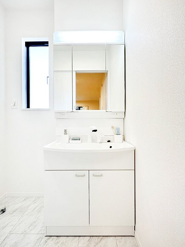 スタイリングに便利な三面鏡、ミラーキャビネットで細かい物スッキリ