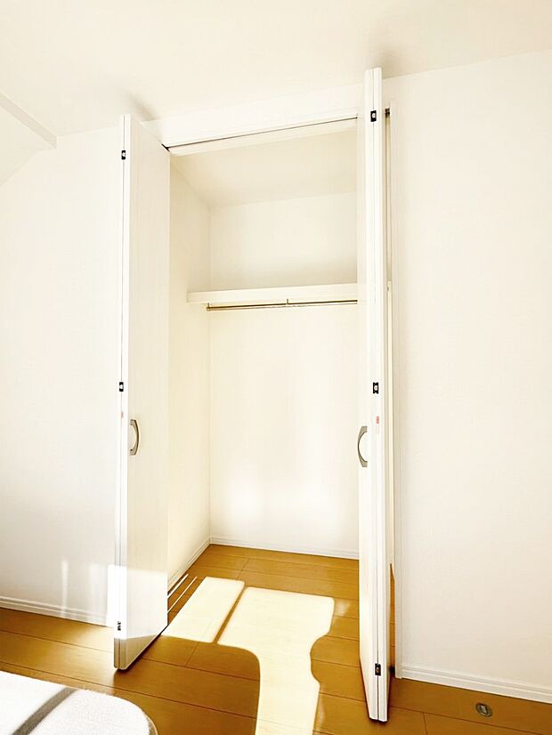 毎日着る衣類や荷物などの収納に便利なクローゼット付きです。