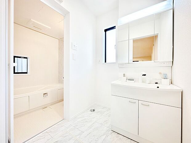 清潔感ある洗面化粧室で朝の身支度も快適