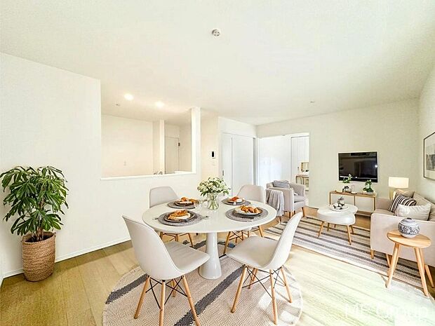 ご家族の賑やかな話し声で包まれる明るいリビング  ※家具はCGです