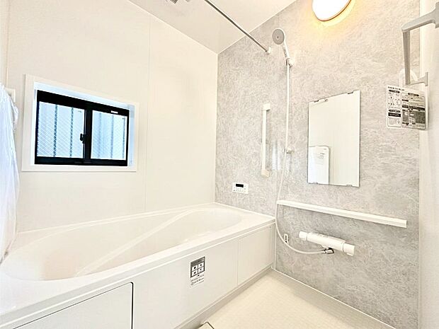 一日の疲れを癒してくれる明るい清潔感のあるバスルーム