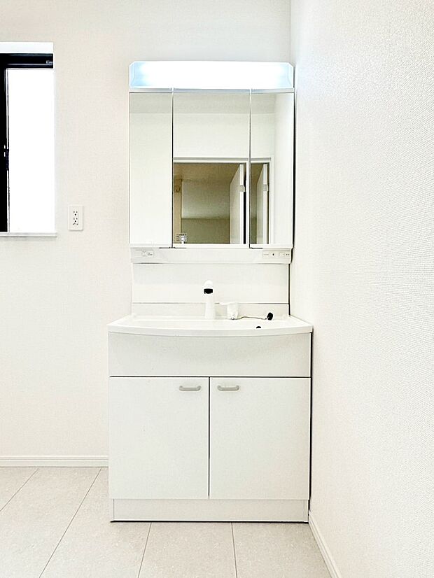 三面鏡キャビネット・シャワー付き洗面化粧台で忙しい朝の身支度もスムーズに！