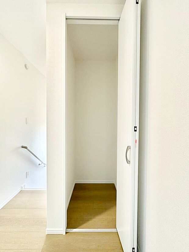 2階廊下収納には掃除用品や日用品のストックなどを収納できます。