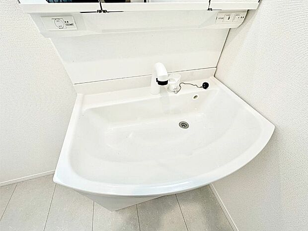 ハンドシャワー付き！使いやすい洗面台。