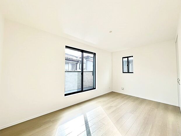 明るいバルコニーサイドに洋室を設置。目覚めの良い寝室に。