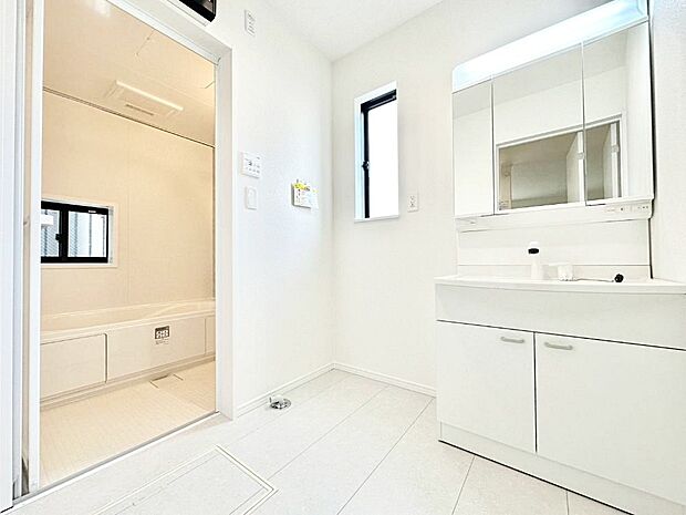 小窓がついているので湿気の多い場所でも換気が十分行えます。毎日の身支度を気持ち良く！