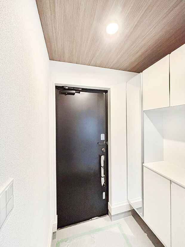 ミラー付きシューズボックスはお出かけ前の身だしなみチェックに便利