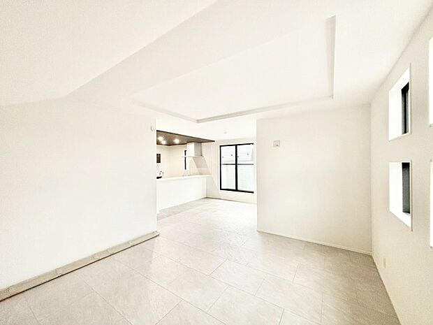 自然光が取り込まれ、家族団らんの場所を明るく演出