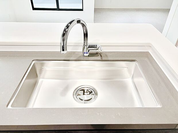 広々としたシンクでお料理やお皿洗いもラクラク快適に！