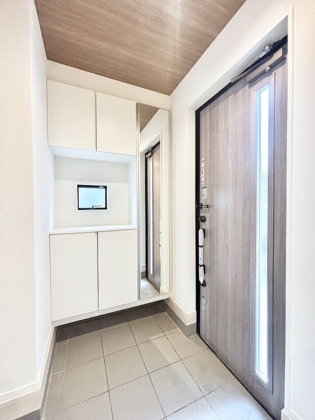 ミラー付きシューズボックスはお出かけ前の身だしなみチェックに便利