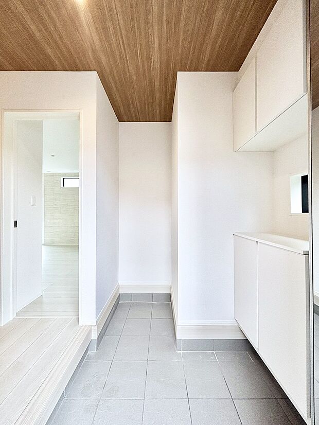 シューズインクローク付きの玄関。家族全員の靴や雨具などすっきり収納できます。