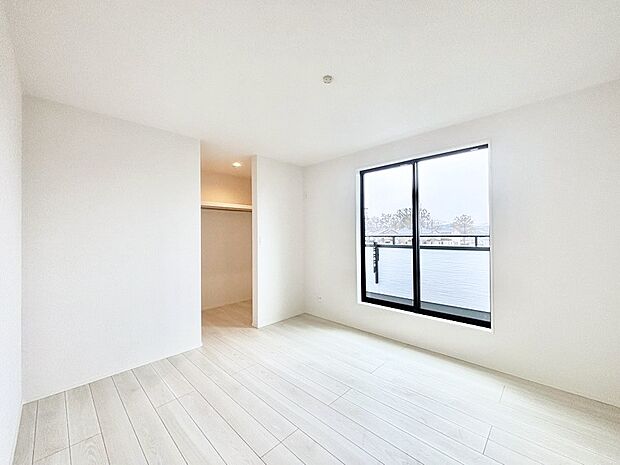 ウォークインクローゼットがあるお部屋。季節ごとの入れ替えも不要で便利です!