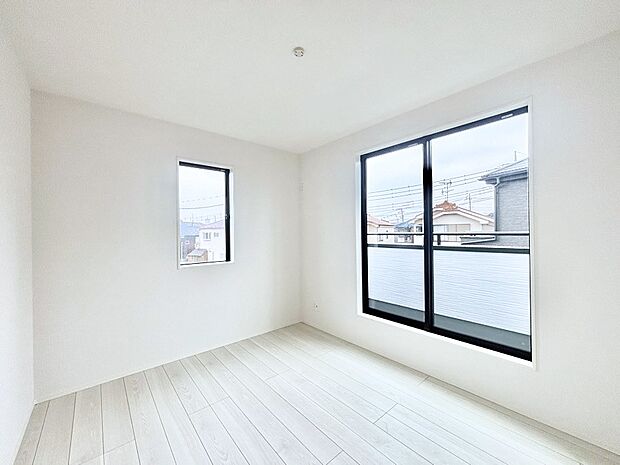 バルコニーが開放感をプラスしてくれる洋室