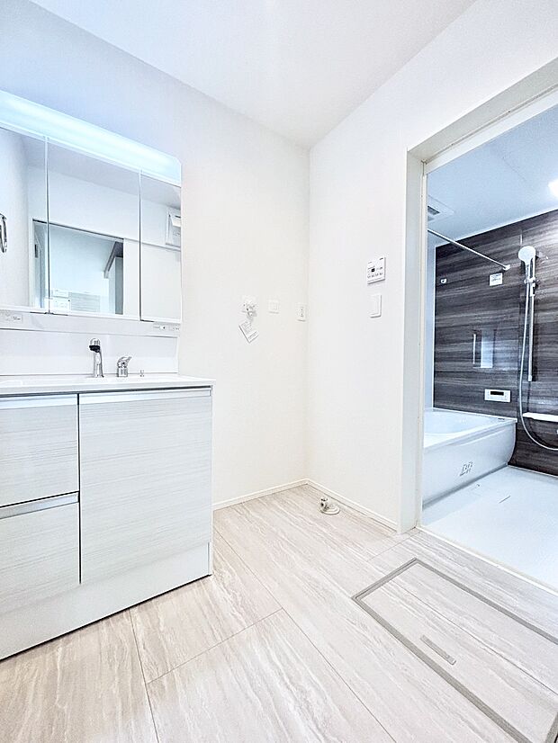 清潔感ある洗面化粧室で朝の身支度も快適