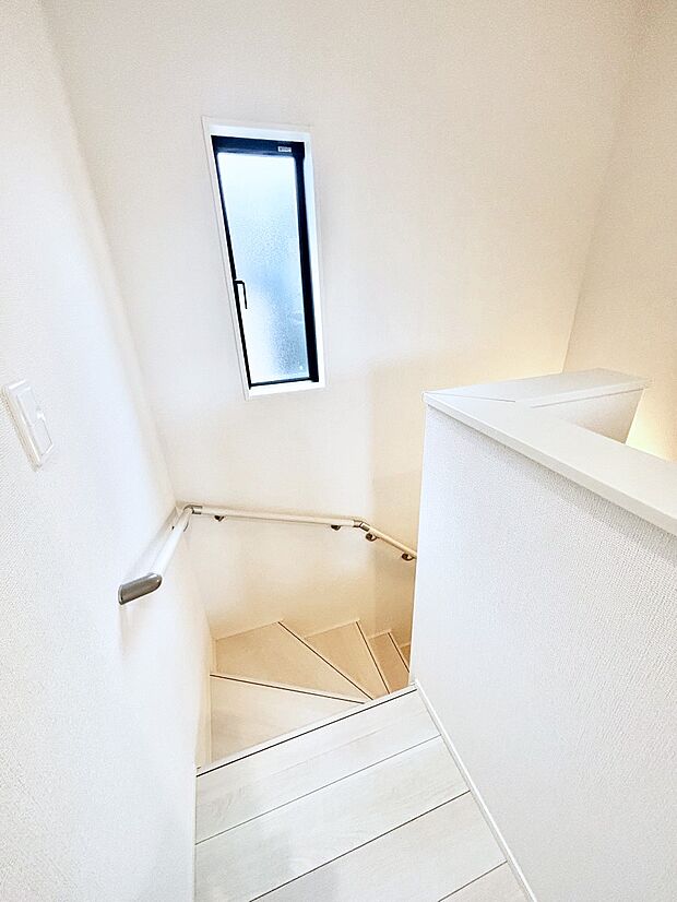 階段は手すり付きなので小さなお子さまやご高齢の方も安心です