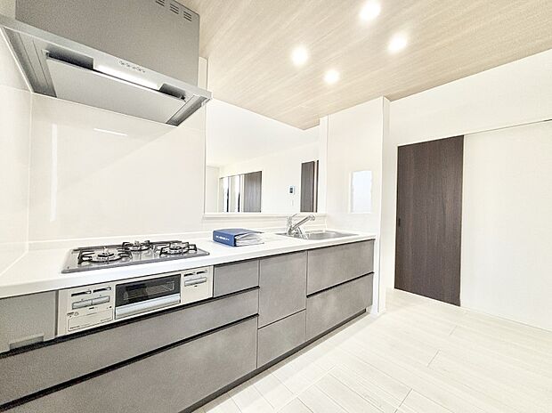 広々とした使い勝手の良いキッチンで日々のお料理も楽しくなりそう