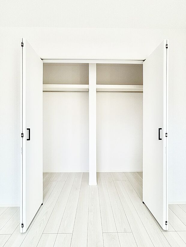 洋室のクローゼット。奥行きがあるので厚手の衣類もすっきり収まります。