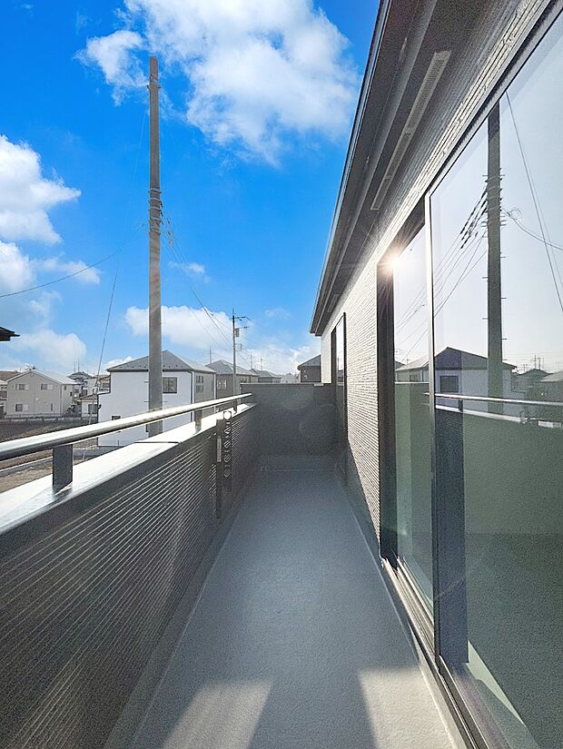 ゆったりバルコニーだから沢山お洗濯ものを干せます。