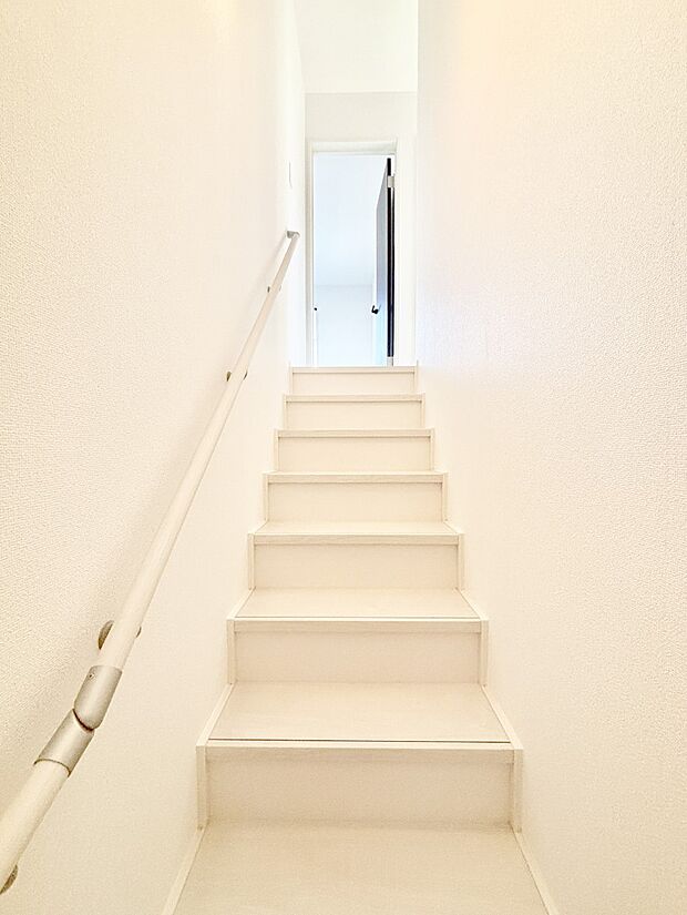 安全性を考慮し階段には手すりを設置しています