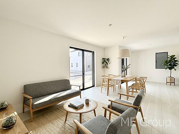 ご家族の賑やかな話し声で包まれる明るいリビング ※家具はCGです