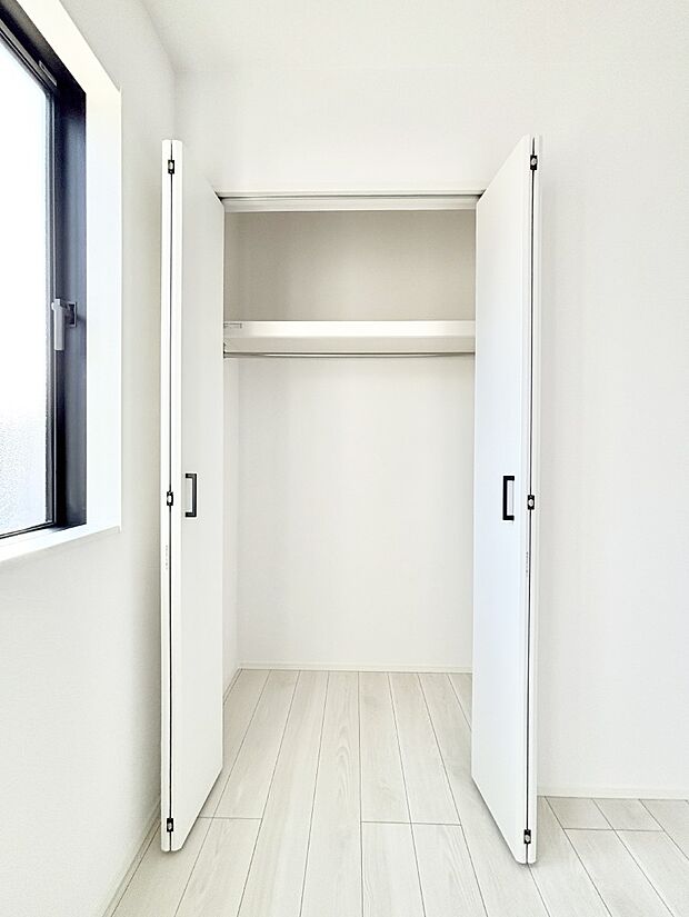 洋室のクローゼット。奥行きがあるので厚手の衣類もすっきり収まります。