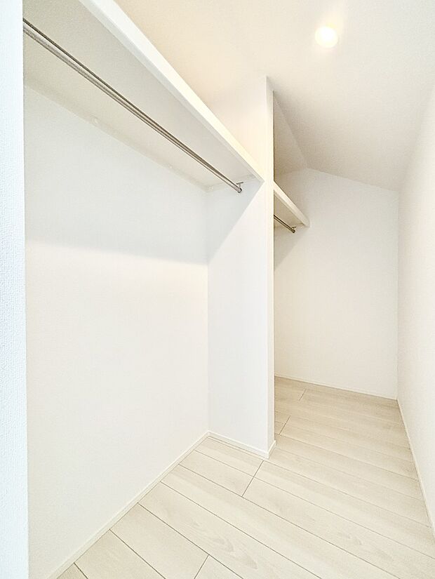 ウォークインクローゼット付きで生活空間を広く利用できます。