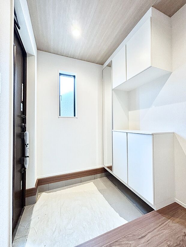 飾り棚を利用して、お越しいただくお客様をおもてなしできます。