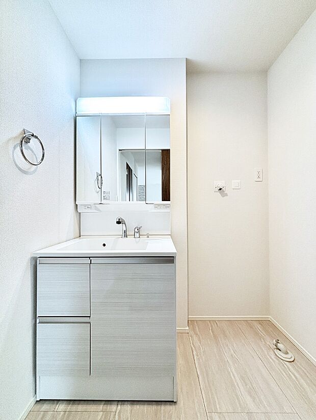 大きく見やすい三面鏡で清潔感ある洗面台は、身だしなみチェックや肌のお手入れにおすすめです。