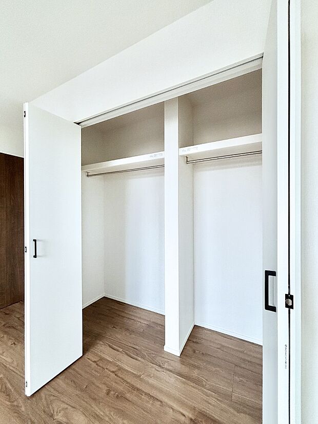 洋室のクローゼット。奥行きがあるので厚手の衣類もすっきり収まります。