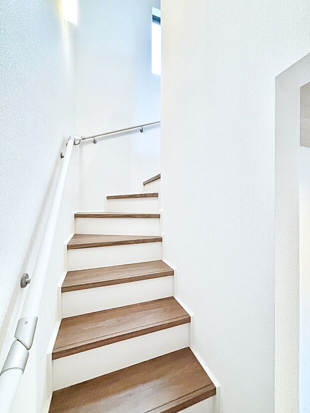 安全性を考慮し階段には手すりを設置しています