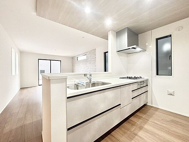 ポップアップ天井が素敵なキッチン!窓があるので採光もとれ換気にも役立ちます。