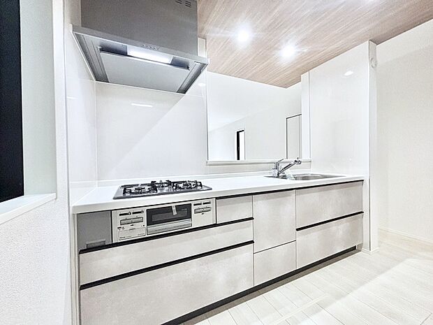 リビングを見渡せる人気のカウンターキッチン。 家族を見守りながら家事をすることができます。