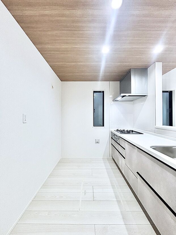 ポップアップ天井が素敵なキッチン!窓があるので採光もとれ換気にも役立ちます。