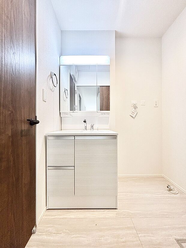 大きく見やすい三面鏡で清潔感ある洗面台は、身だしなみチェックや肌のお手入れにおすすめです。