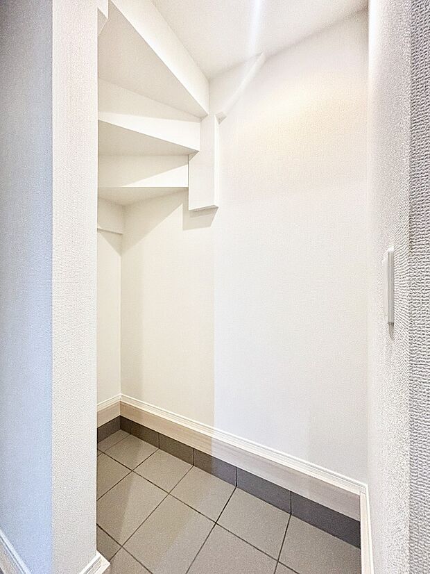 シューズインクローク付き!雨具やベビーカーも置けます。